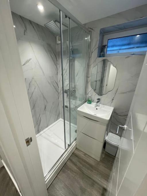 Stylish & Cosy 1 Bed Apartment Swindon Exterior photo